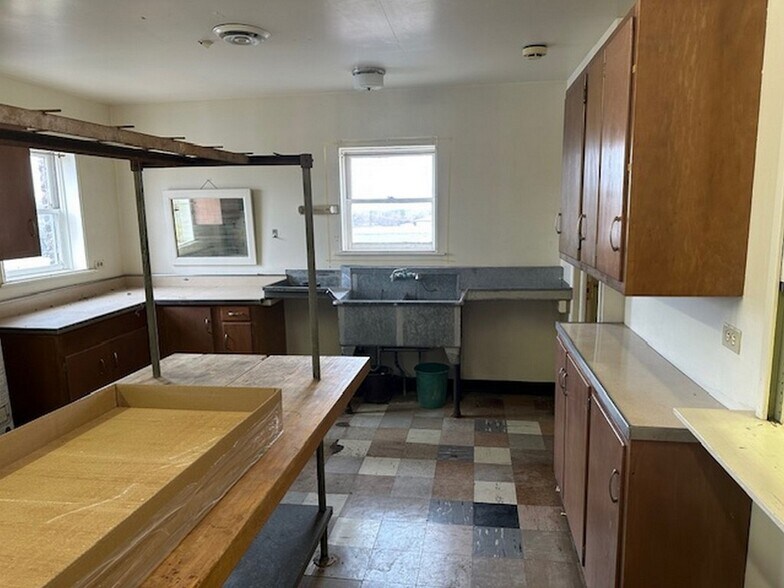 More Photos Of 117 N Main St, Crystal Lake General Retail For Sale