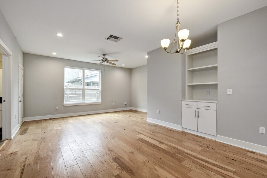 More Photos Of 4005 A/B Clawson Rd, Austin Specialty For Sale