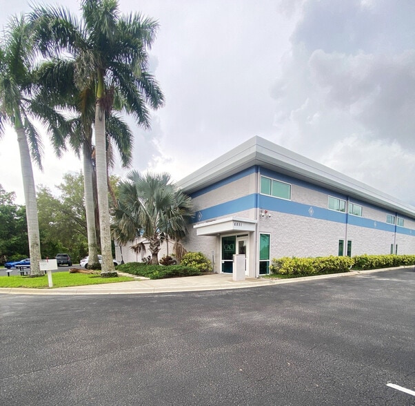 Primary Photo Of 6851 Professional Pky W, Sarasota Medical For Lease