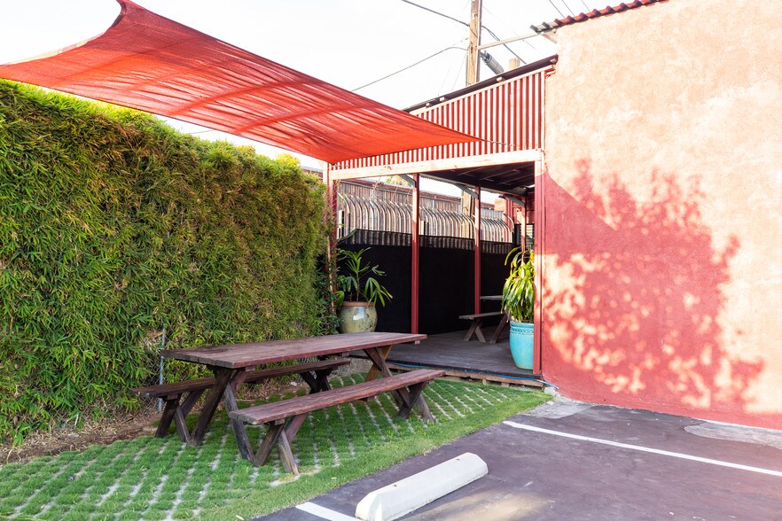 More Photos Of 615 E 61st St, Los Angeles Light Manufacturing For Sale