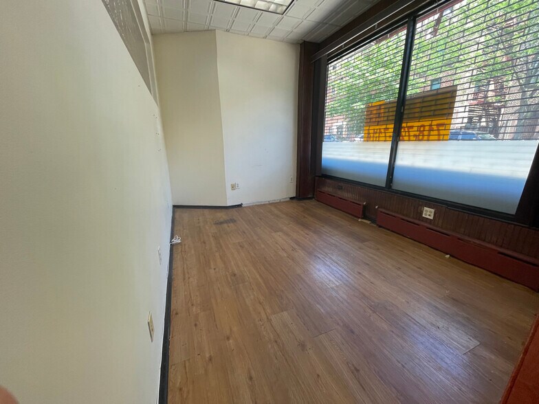 More Photos Of 4716 44th St, Woodside Storefront Retail Office For Lease