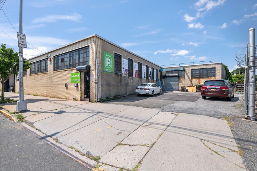 Primary Photo Of 59-48 55th St, Maspeth Manufacturing For Sale