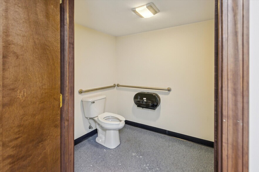 More Photos Of 711 Washington Ave, Bay City Medical For Sale