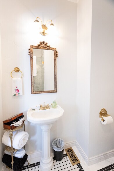 More Photos Of 11 E Main St, Winters Office Residential For Lease