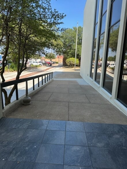 More Photos Of 231 W Main St, Denison Office For Lease