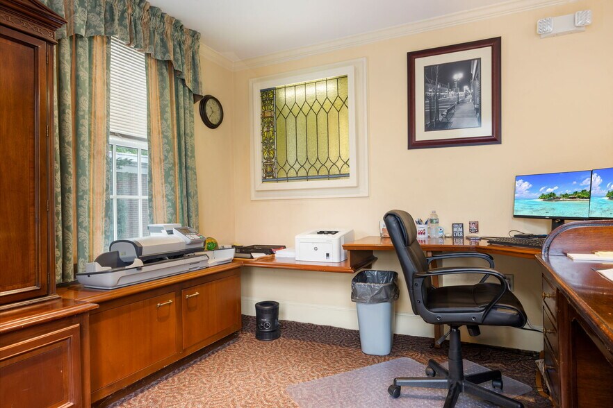 More Photos Of 828 Lynn Fells Pky, Melrose Office For Lease