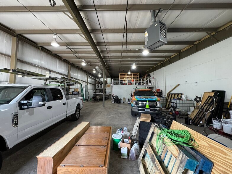 More Photos Of 1125 W Tuckaway Ln, Menasha Showroom For Lease