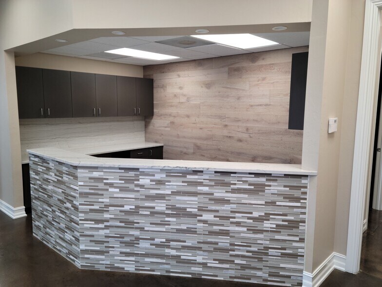 More Photos Of 2805 S Horseshoe Dr, Naples Showroom For Lease