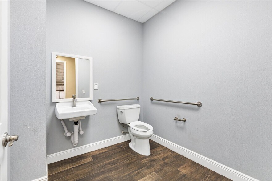 More Photos Of 1818 Greenleaf Ln, Leesburg Warehouse For Lease