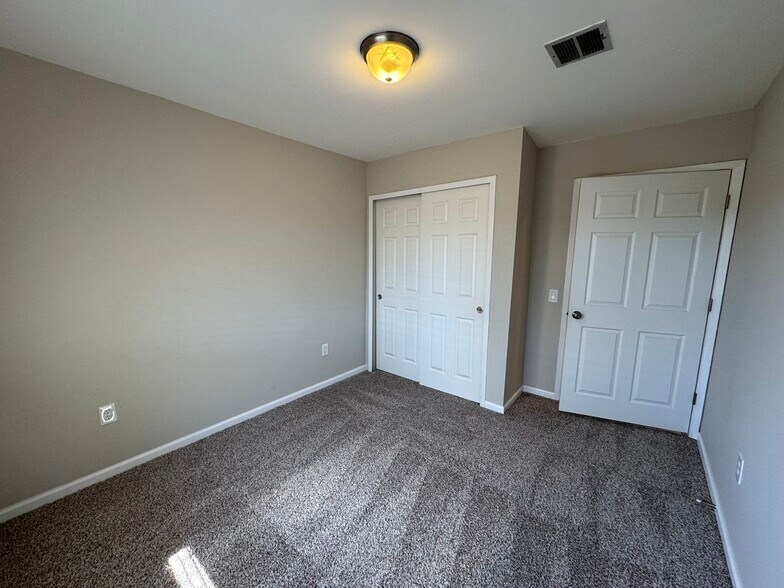 More Photos Of 2423 W Campbell Ave, Phoenix Warehouse For Lease