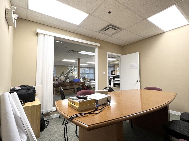 More Photos Of 998 Harbourside Dr, North Vancouver Showroom For Sale