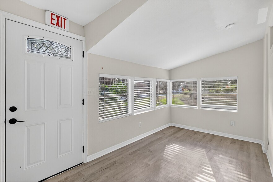 More Photos Of 111 E Lady Lake Blvd, Lady Lake Office For Lease