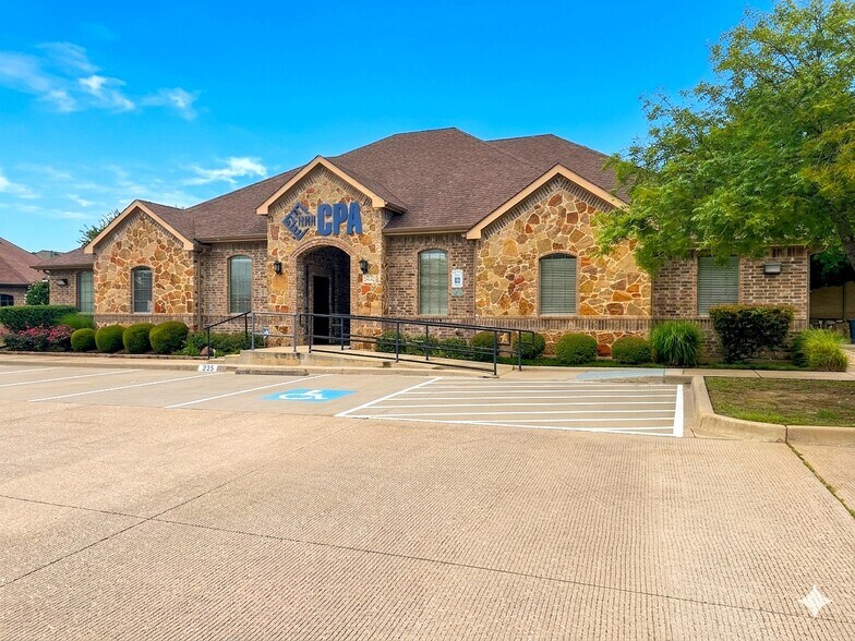 More Photos Of 935 W Glade Rd, Hurst Office For Sale