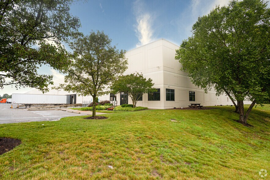 More Photos Of 5600-5626 Eastport Blvd, Richmond Unknown For Lease