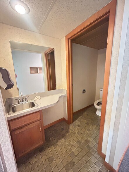 More Photos Of 1320 Granville Rd, Newark Medical For Sale