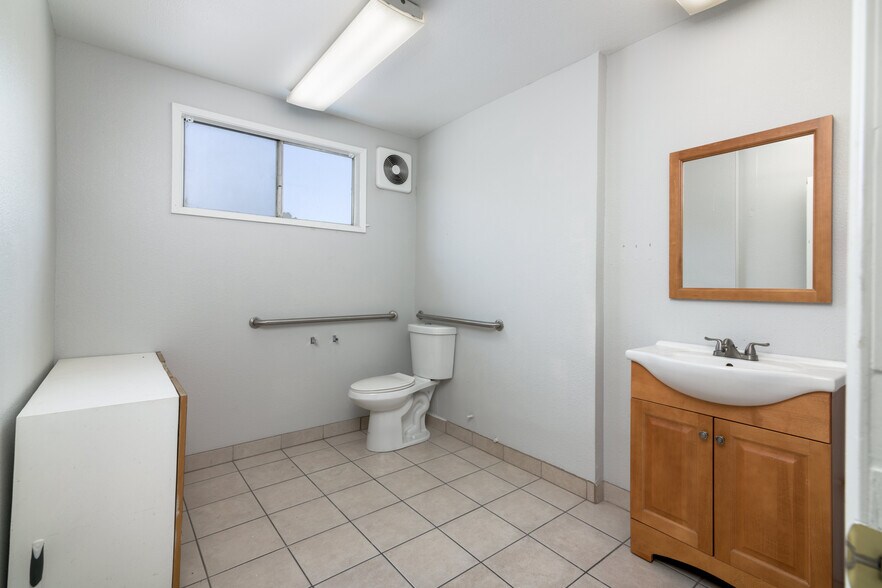 More Photos Of 3050 S Santa Fe Ave, San Marcos Manufacturing For Lease