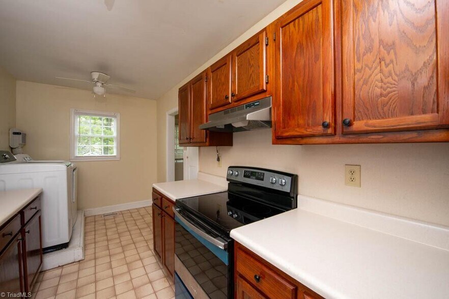 More Photos Of 2340 W English Rd, High Point Office For Sale
