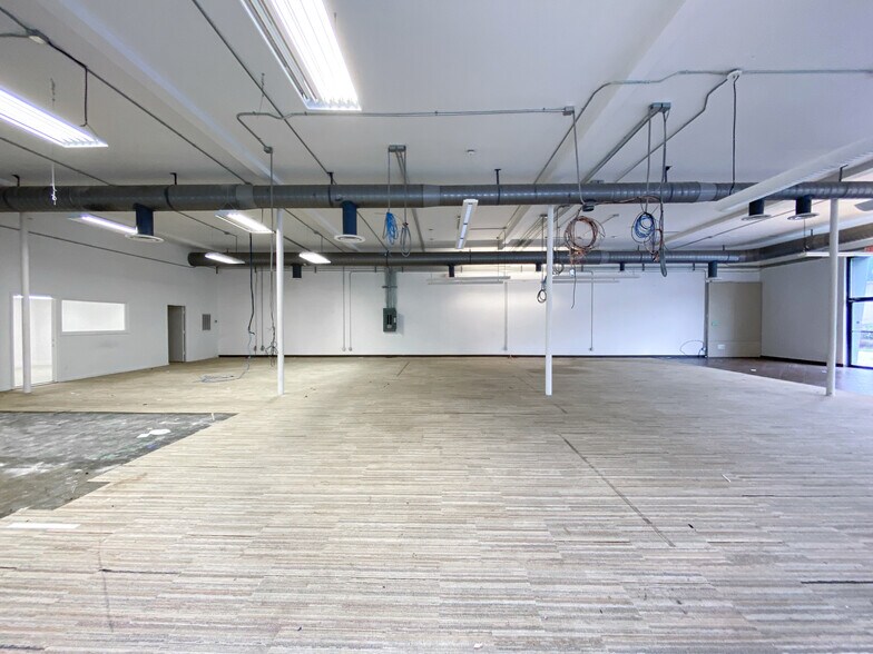 More Photos Of 120 E 42nd St, Savannah Bar For Lease