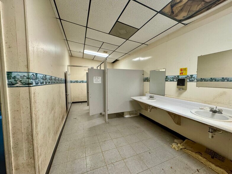 Primary Photo Of 435 Georgetown hwy, Johnsonville Self Storage For Sale