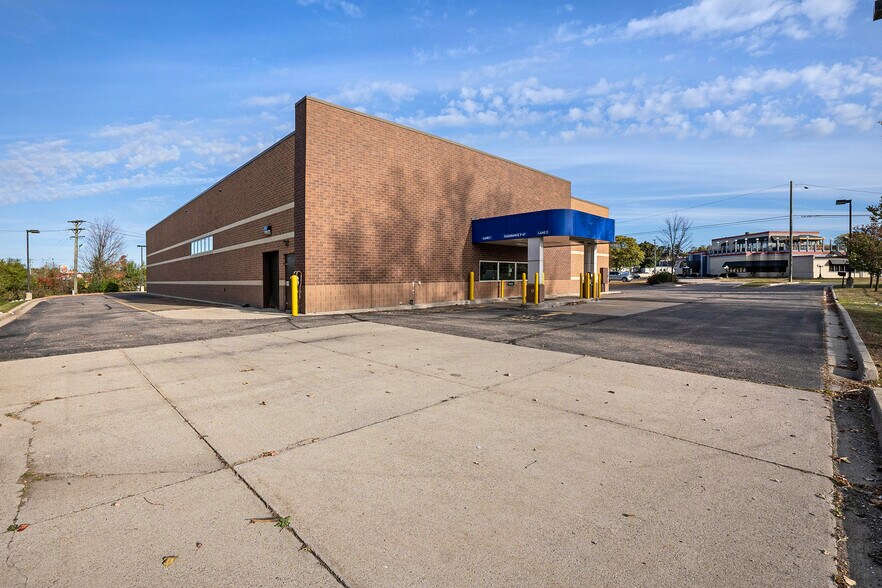 More Photos Of 3273 W Huron St, Waterford Drugstore For Lease