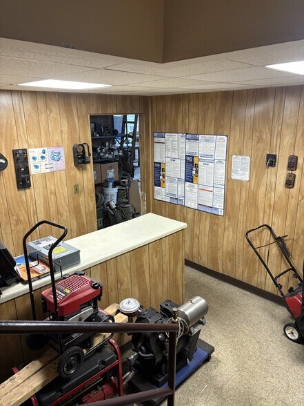 More Photos Of 96 Nassau Rd, Roosevelt Industrial For Lease