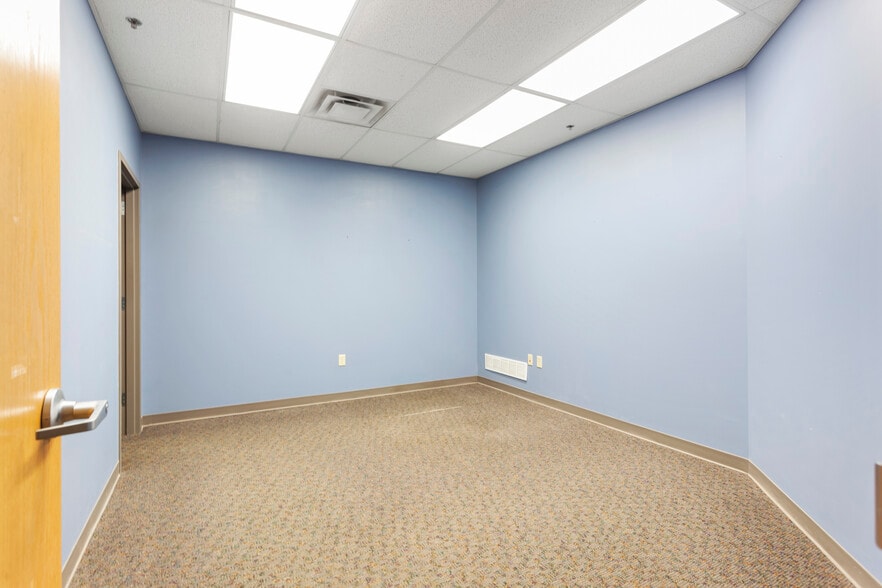 More Photos Of 1211 W Cambridge Circle Dr, Kansas City Warehouse For Lease