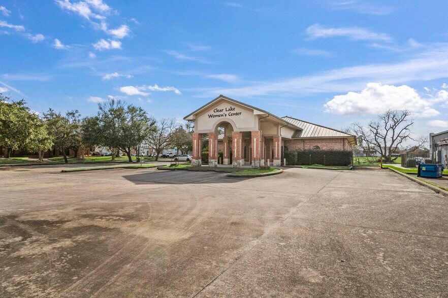 More Photos Of 26 Professional Park Dr, Webster Office For Sale