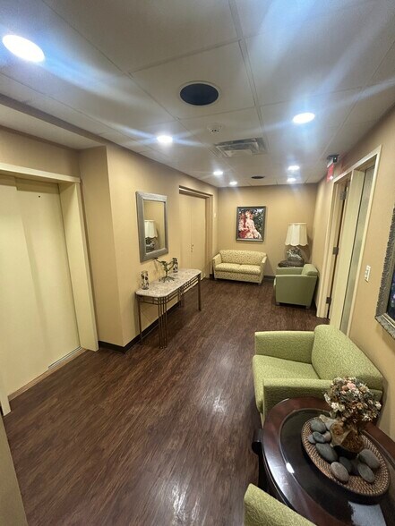 More Photos Of 864 W Jericho Tpke, Huntington Medical For Lease