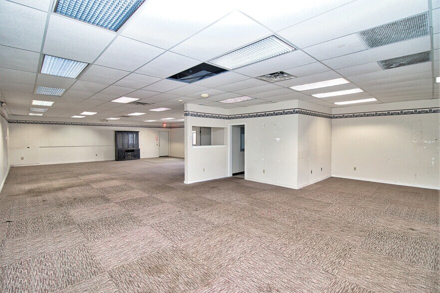 More Photos Of 1575 Thomaston Ave, Waterbury Storefront For Lease