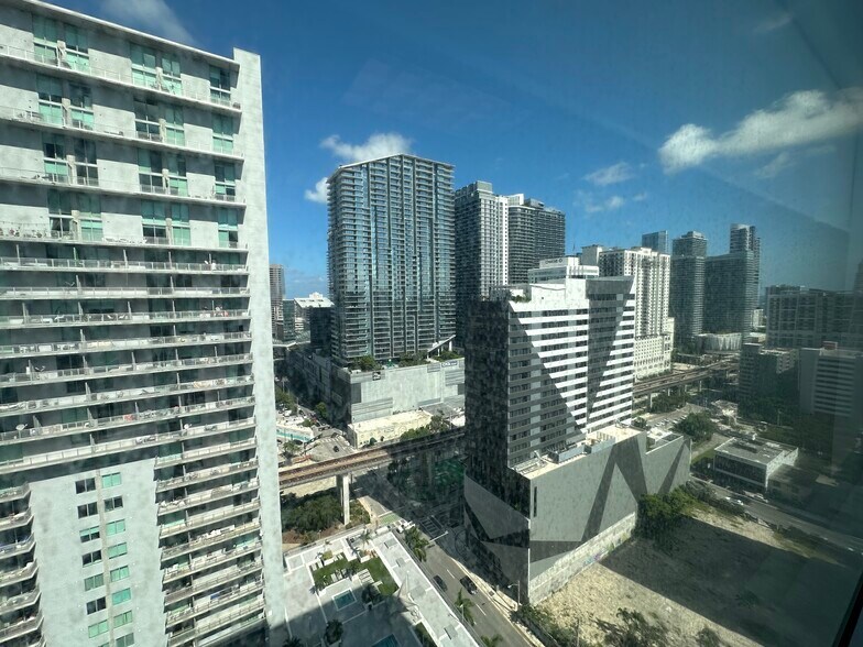 More Photos Of 175 SW 7th St, Miami Medical For Sale