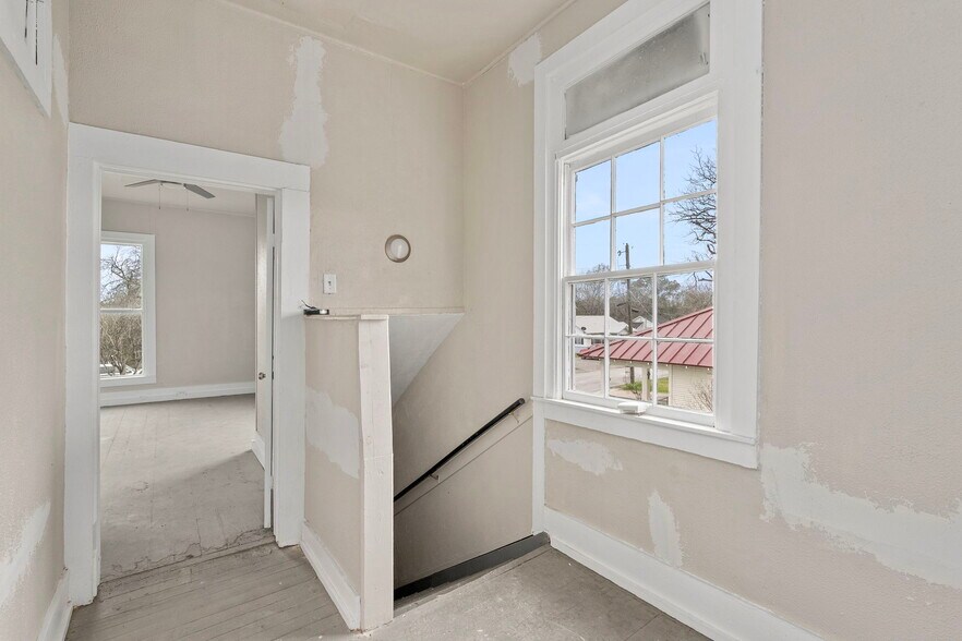 More Photos Of 901 N Saint Joseph St, Gonzales Office For Sale