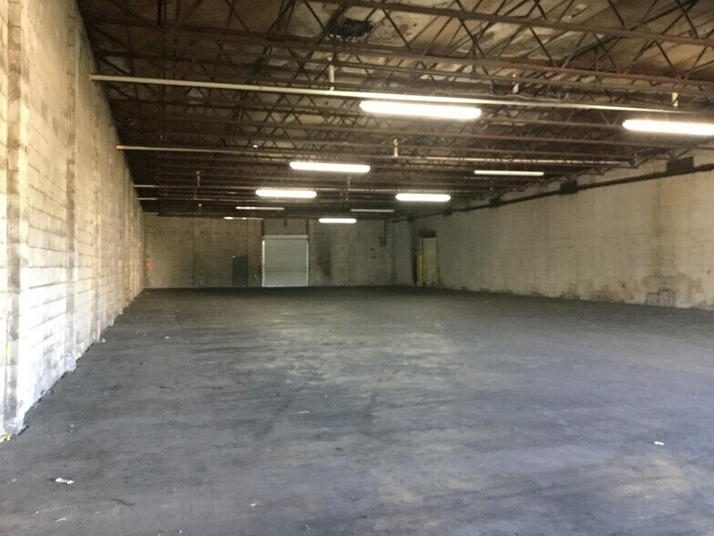 More Photos Of 678 Edgewood Ave N, Jacksonville Warehouse For Lease