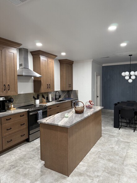 More Photos Of 1905 Akron St, Dallas Distribution For Lease