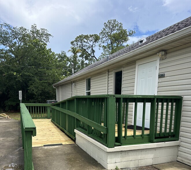 More Photos Of 2023 Jeffcott St, Fort Myers Office For Sale