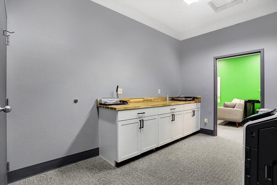 More Photos Of 615 Russell Ave, Indianapolis Medical For Sale