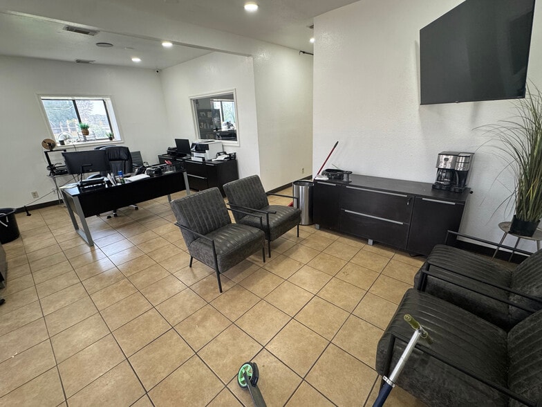 More Photos Of 17380 Groeschke Rd, Houston Warehouse For Sale