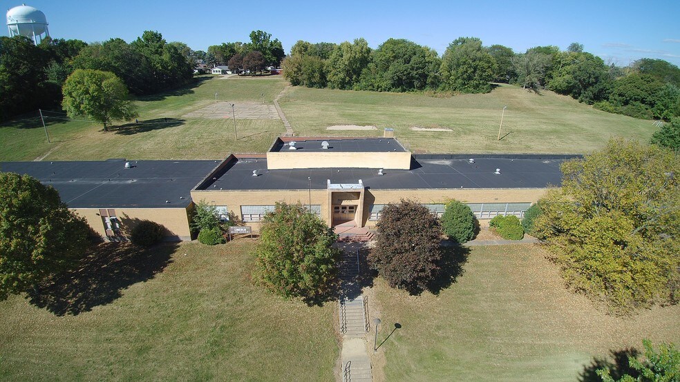More Photos Of 1850 S Bluff Blvd, Clinton Schools For Sale