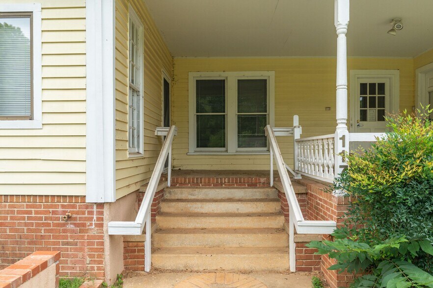 More Photos Of 117 E Salisbury St, Pittsboro Office For Sale