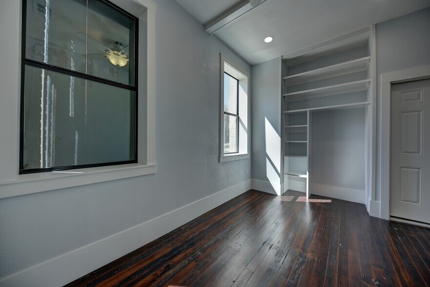 More Photos Of 103 N Main, Moulton Showroom For Sale