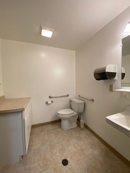 More Photos Of 2801 Bertholet Blvd, Valparaiso Office For Sale