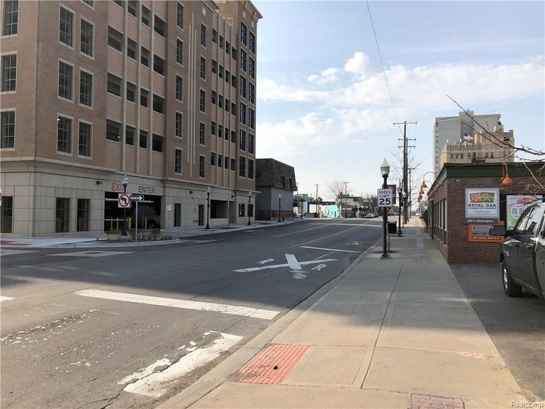 More Photos Of 200 S Washington Ave, Royal Oak Office For Lease