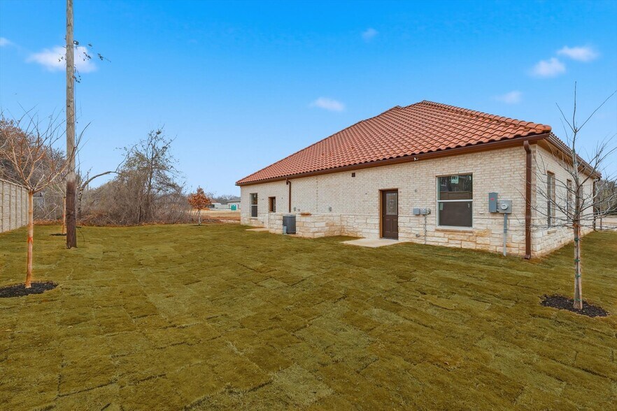 More Photos Of 203 E Debbie Ln, Mansfield Loft Creative Space For Lease