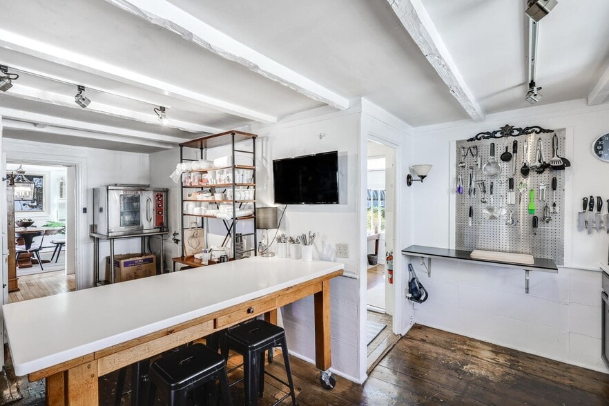 More Photos Of 7 Central St, Provincetown Hotel For Sale