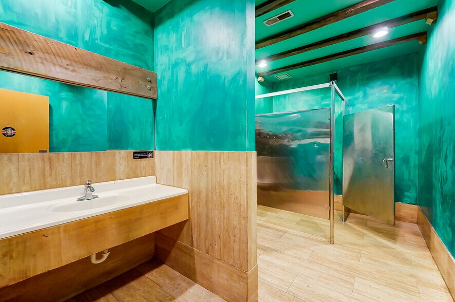 More Photos Of 491 Park St, Columbus Bar For Lease