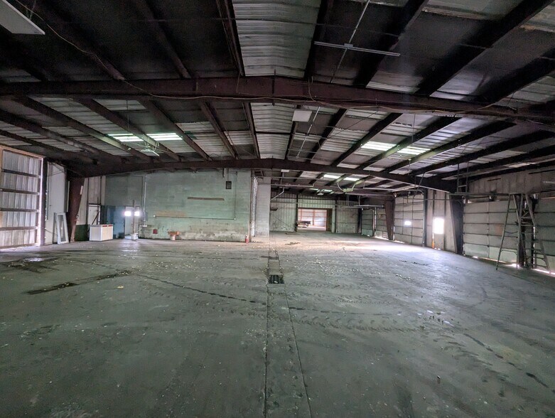 More Photos Of 125 Barlow Rd, Farmington Distribution For Lease
