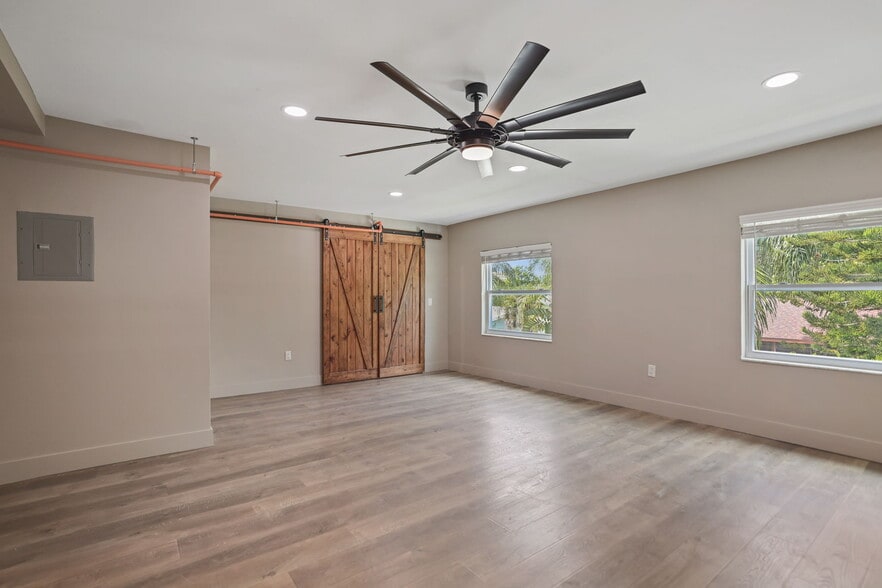 More Photos Of 10830 Navajo Dr, Saint Petersburg Showroom For Sale