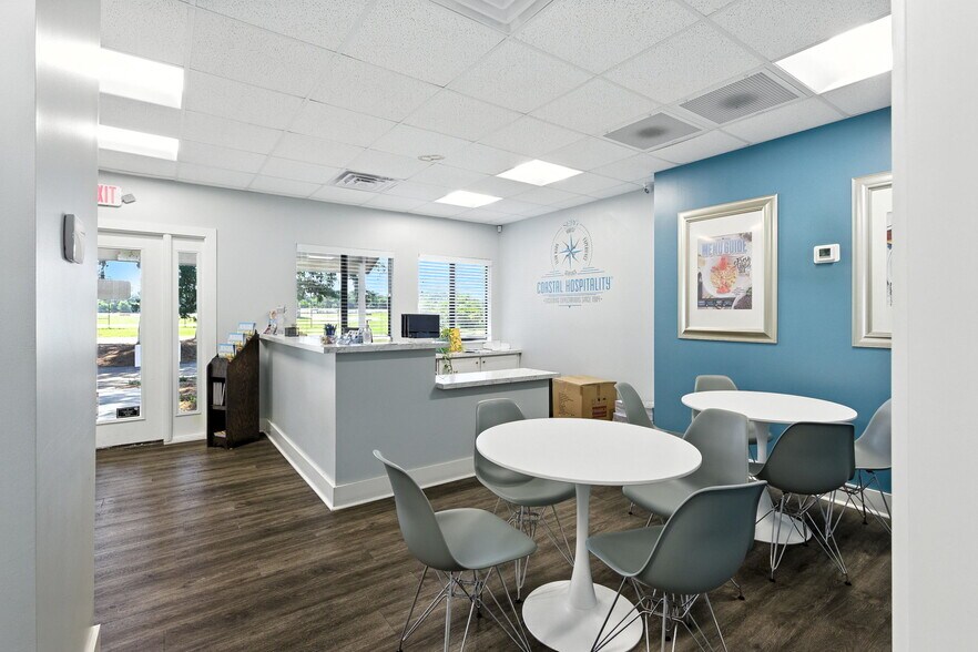 More Photos Of 9 Hunter Rd, Hilton Head Showroom For Sale