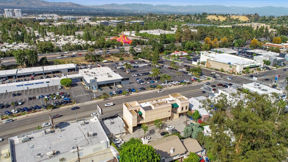 More Photos Of 21506 Ventura Blvd, Woodland Hills General Retail For Lease