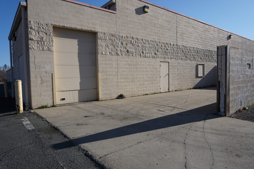 More Photos Of 93 W Campbell Rd, Rotterdam Freestanding For Sale