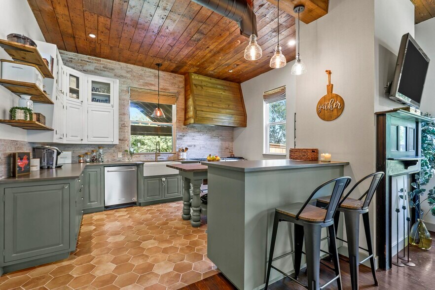 More Photos Of 115 N 1st St, Midlothian Storefront Retail Office For Sale